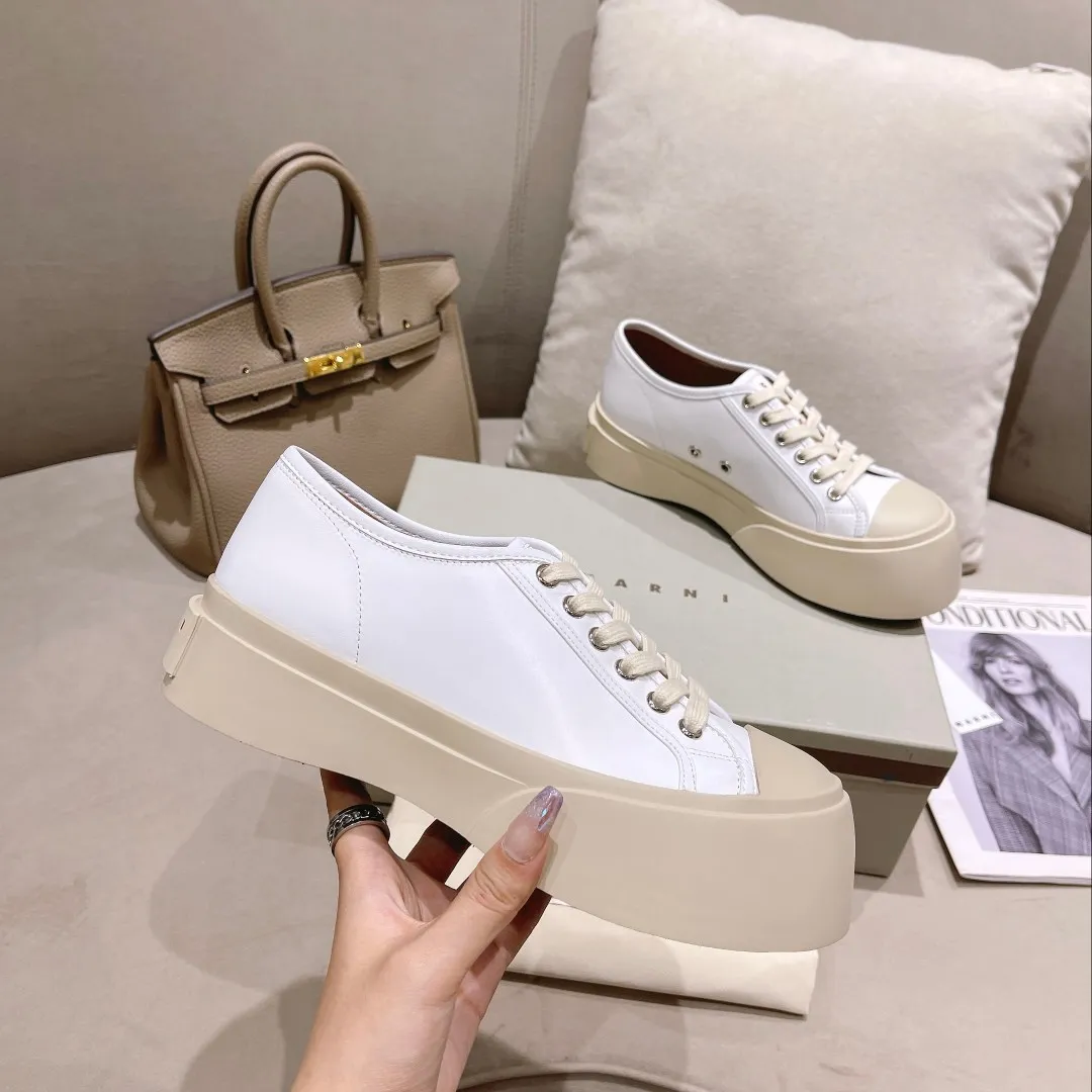 👟👟Ex-factory price 480👟👟Higher version of Marni Mani, popular online celebrity, Taobao, popular single model in physical stores! The lines of this shoe are very smooth. The round toe is a bit exaggerated, but you will know when you try it on. This thick and round shoe actually makes your legs very slim and long. The original version is reproduced in a one-to-one ratio, and the material is also one-to-one. It feels good on your feet! Fabric: Imported wool twill (grained calfskin) Lining: Imported sheepskin lining Size: 35 to 40 Outsole: T 👟👟 Factory price U Color: White cloth, black cloth, black leather, white leather, gray leather